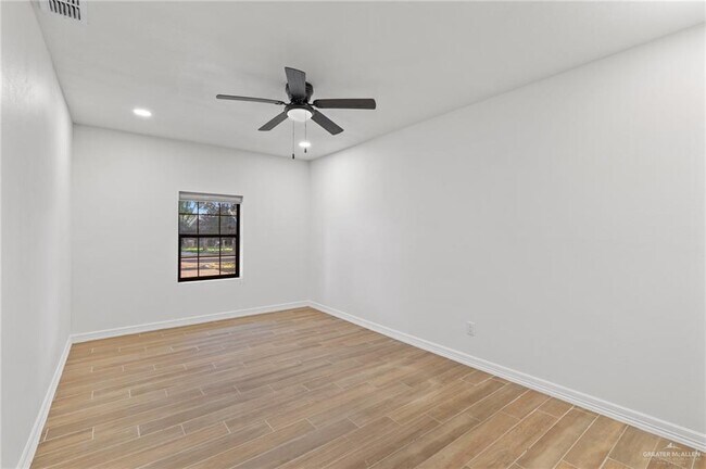 Building Photo - 104 Aldrin St