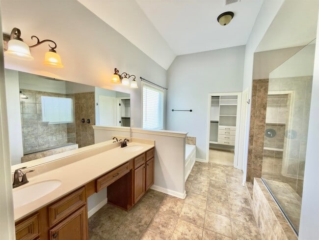 Building Photo - 570 Winding Valley Cove