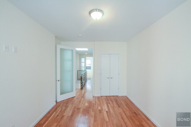 Building Photo - 151 E 71st St