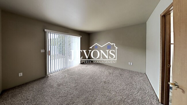Building Photo - Beautiful duplex near I-823 with flexible ...