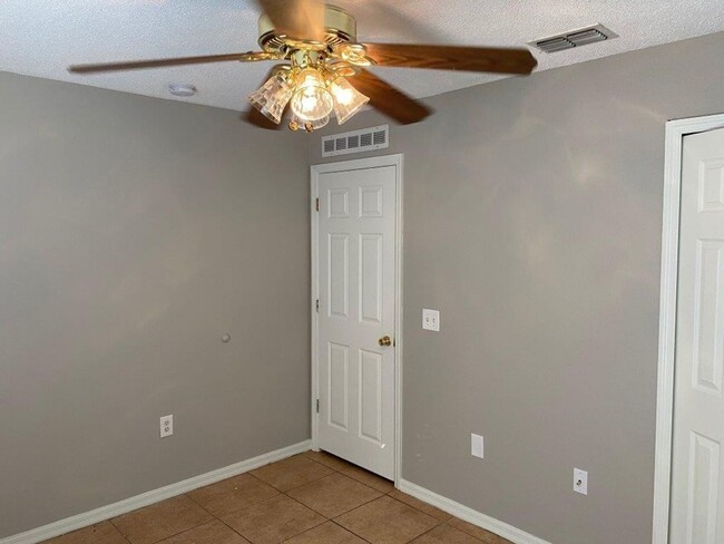 Building Photo - 1123 Breezy Knoll St