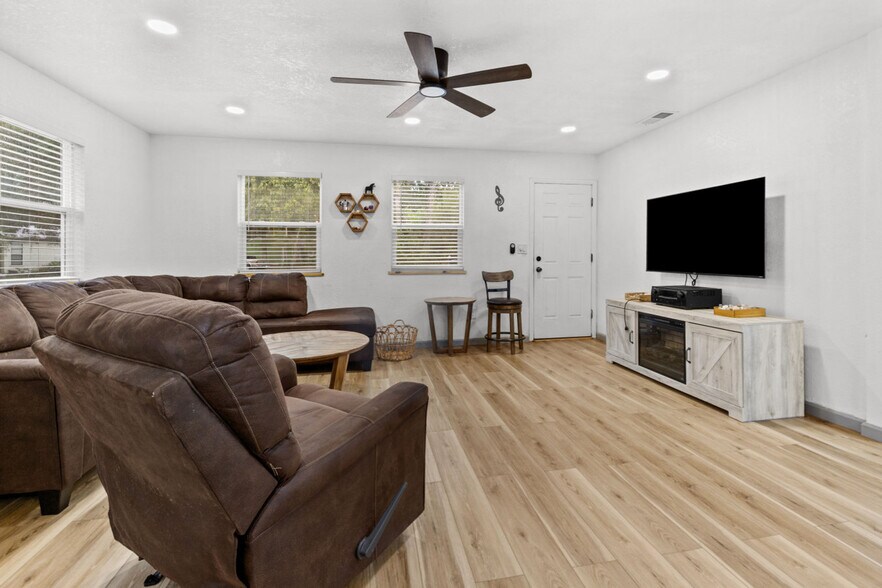 Building Photo - 2725 NW 44th Pl