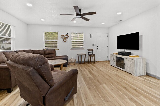 Building Photo - 2725 NW 44th Pl