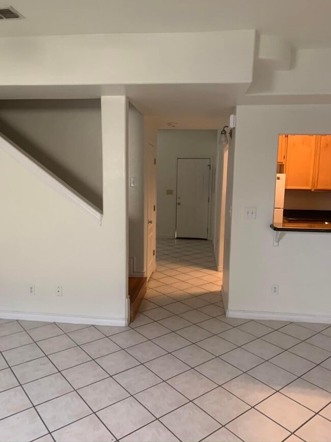 Building Photo - 1000 Ranchway Dr