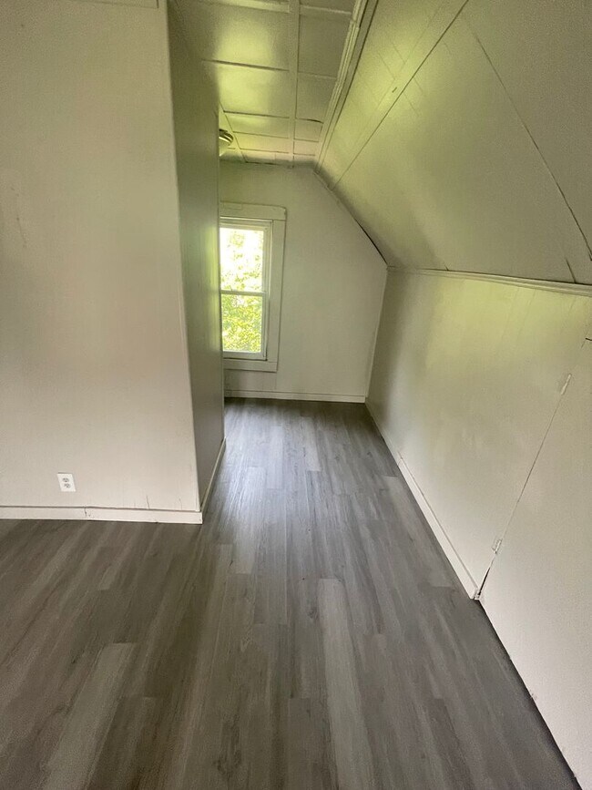 Building Photo - Section 8 Accepted! Spacious Newly Renovat...