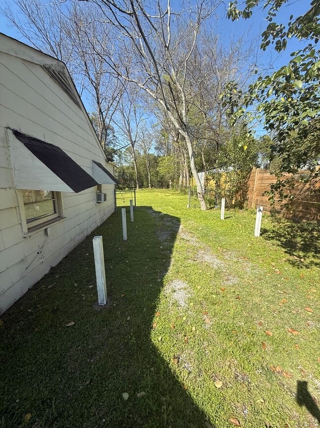 Building Photo - ** 3 Bed 1 Bath located off Woodley Road ** Call 334-366-9198 to schedule a showing