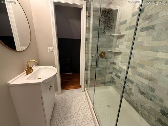 Building Photo - 2105 Rowland Ave