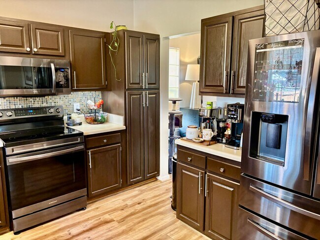 Building Photo - 3 bedroom/2.5 bathroom- Lake Cambridge- Kiln Creek