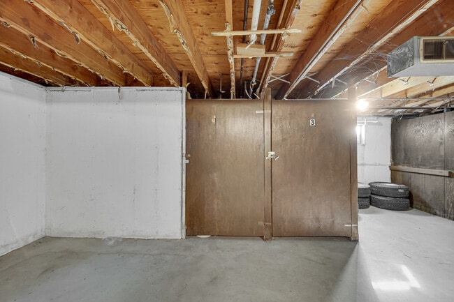 Building Photo - 31 Wellington Ave