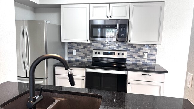 Building Photo - 7202 Mansions Dr