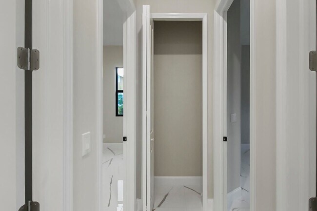 Building Photo - 1143 SW Estaugh Ave