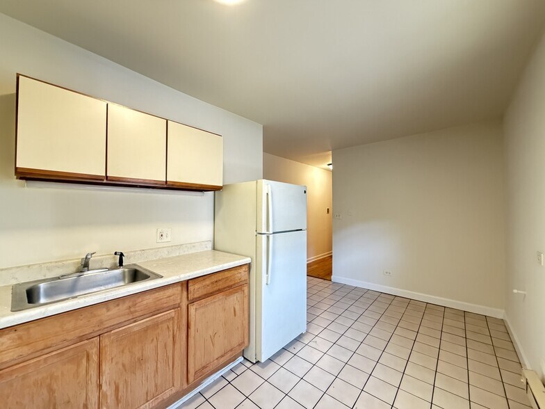 Building Photo - 850 W Cornelia Ave