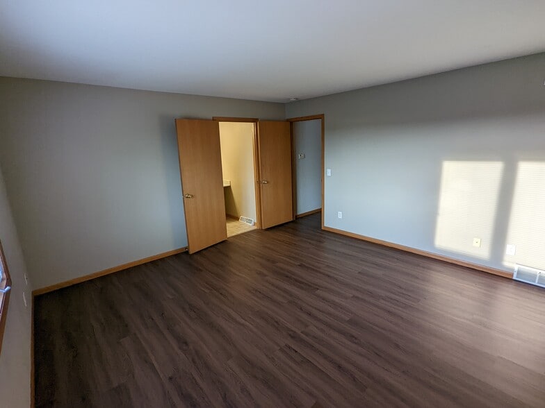 Master BR - 5212 Black Walnut Dr