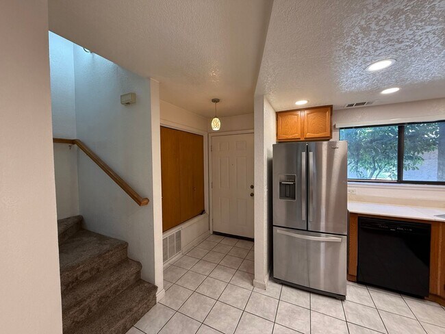 Building Photo - 2-bedroom condo near shopping, restaurants...