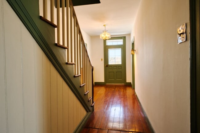 Building Photo - Beautiful 4 Bedroom Farm House