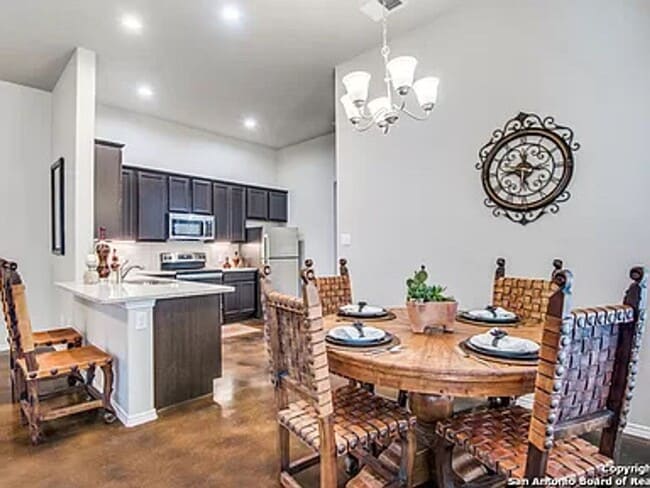 Building Photo - Beautiful Duplex in Seguin!