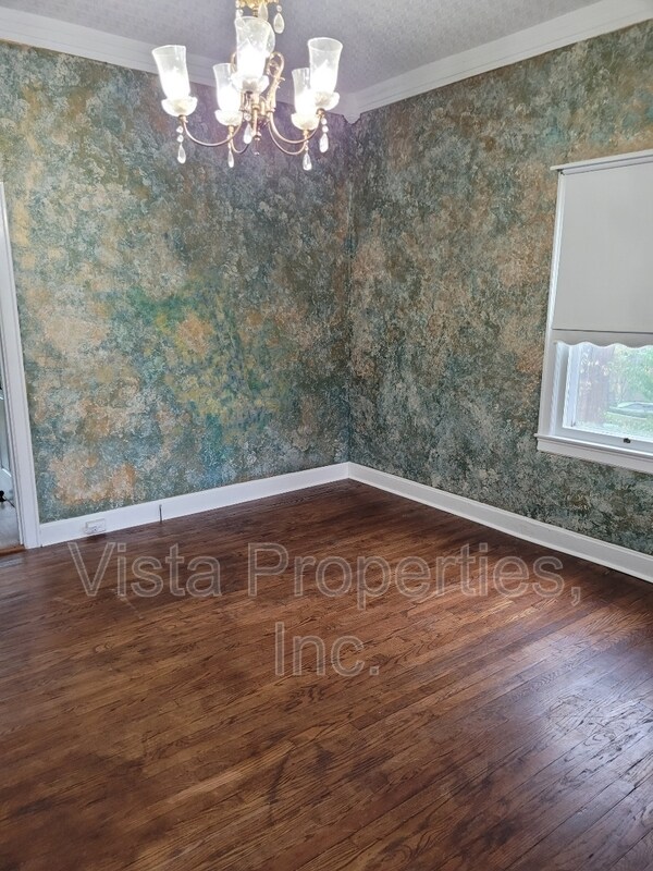 Building Photo - 1121 Elm St
