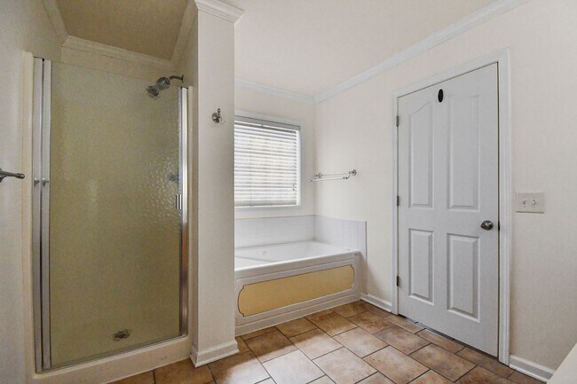 Building Photo - Three Bedroom with Bonus and Pool!