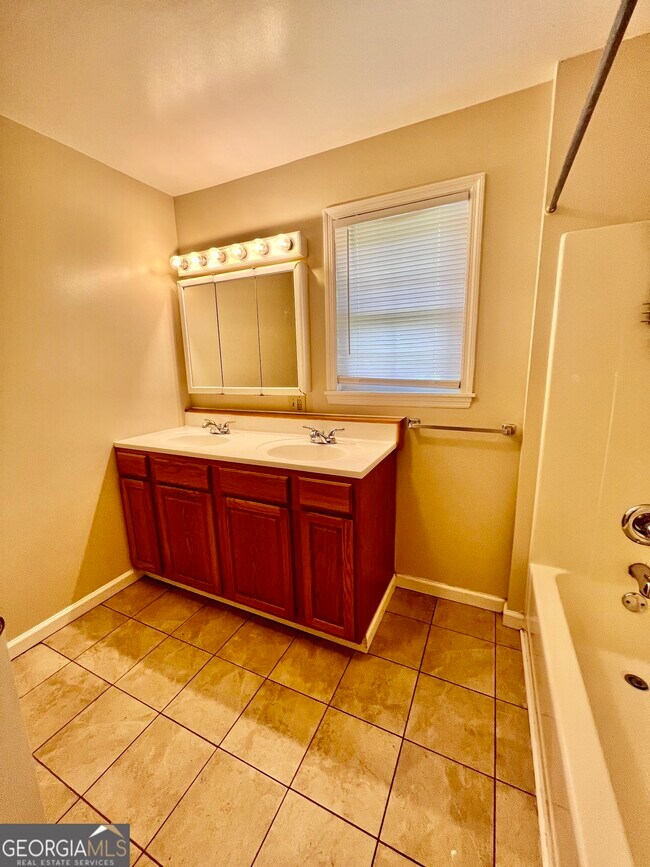 Building Photo - 112 Cherry Ln