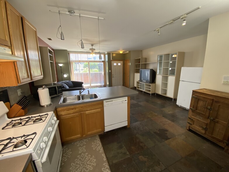 Kitchen / Family Room - 2 - 2442 W Fillmore St