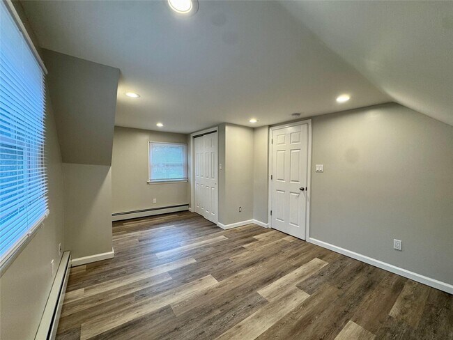 Building Photo - 10 Claremont Dr