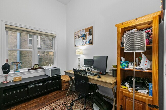 Building Photo - 922 W Dakin St