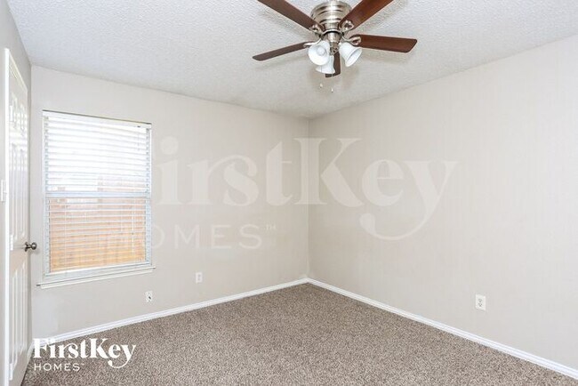 Building Photo - 1701 Oxford Dr