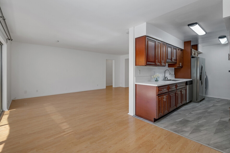 Building Photo - 2352 Torrey Pines Rd