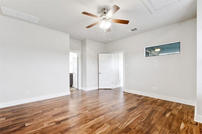Building Photo - 1504 Lorraine Loop