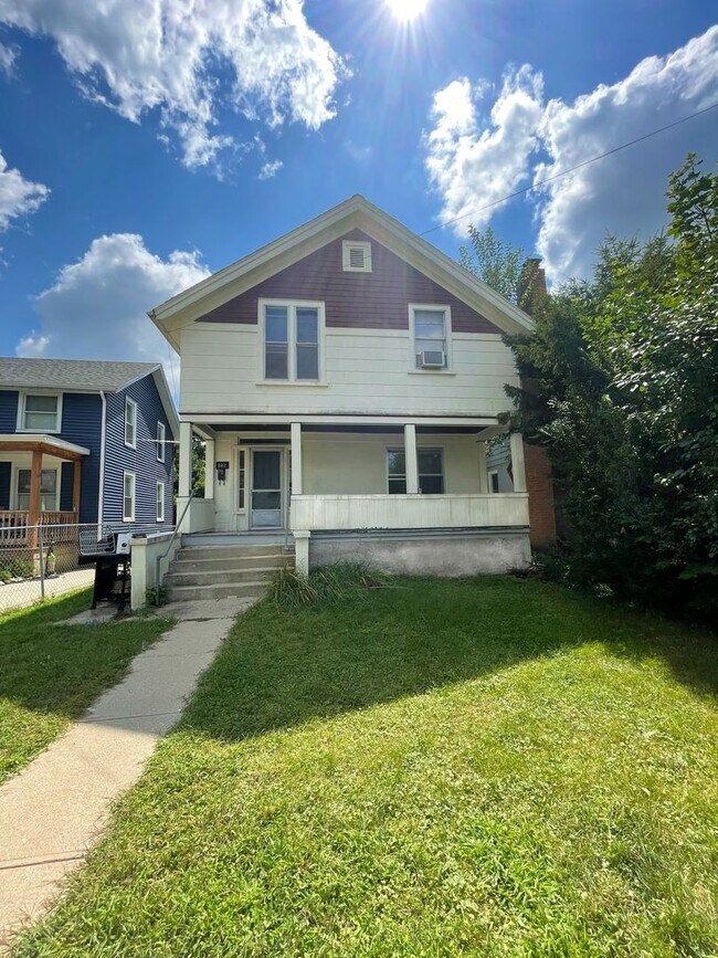 Building Photo - 4-Bedroom Near U-M with Bonus Room | Big Yard & Front Porch | On-site Laundry
