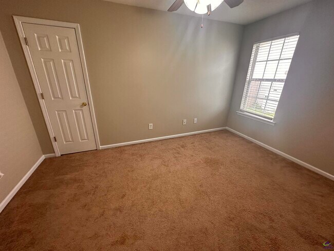 Building Photo - 123 Larkspur Ln