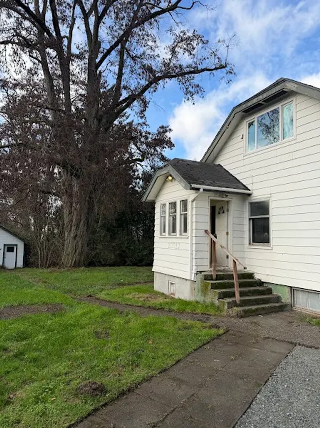 Building Photo - Spacious, clean, updated home ready now! $200 Off First Month´s Full Rent