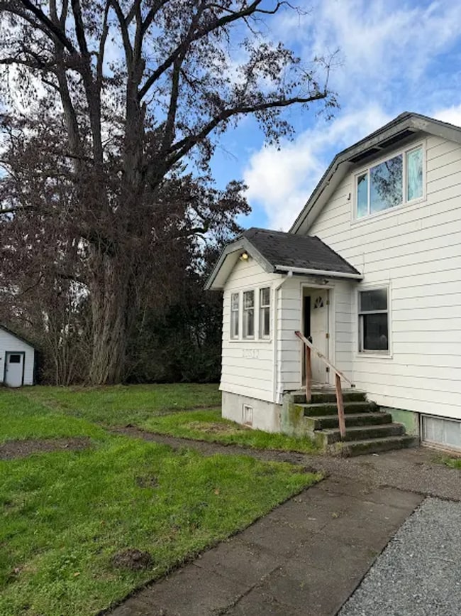 Building Photo - Spacious, clean, updated home ready now! $400 Off First Month´s Full Rent