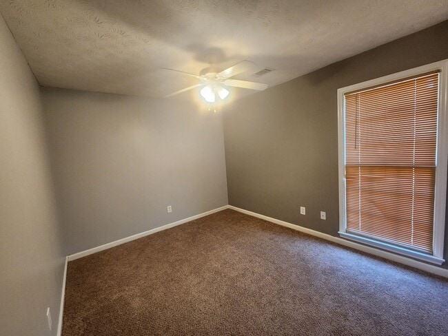 Building Photo - 3 Bedroom 2 Bathrooms 2 Car Garage - North...