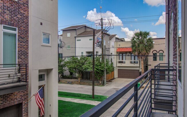 Building Photo - Beautiful 3-story House In the Heart of Ho...