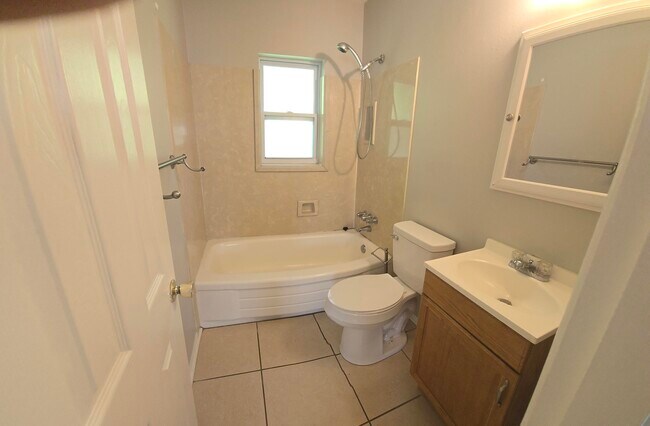 Building Photo - 712 Newport Dr