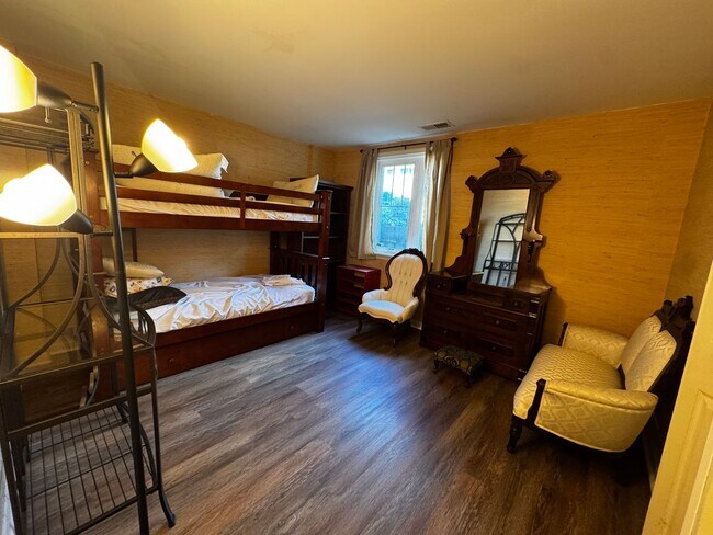 Building Photo - Furnished 2BR, 2BA Condo with Backyard in ...