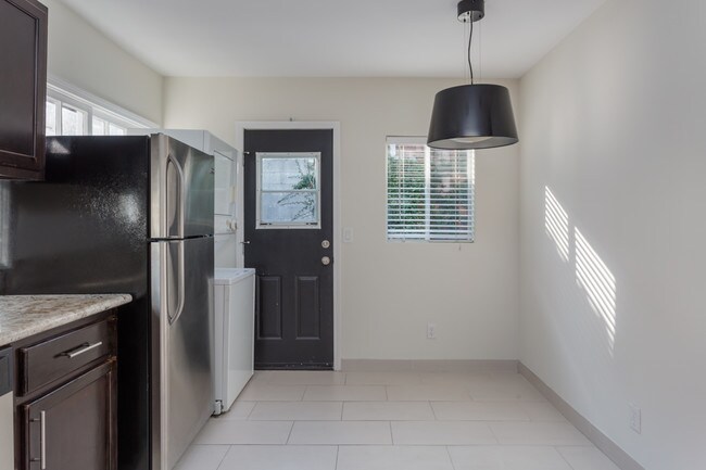 Building Photo - 708 Tularosa Dr