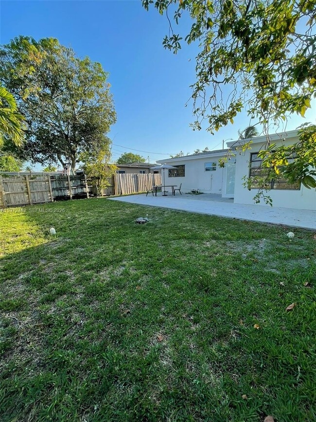 Building Photo - 2813 Bahama Dr