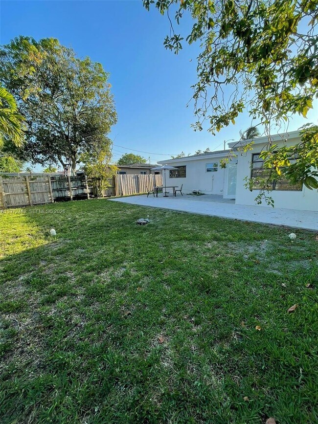 Building Photo - 2818 Bahama Dr