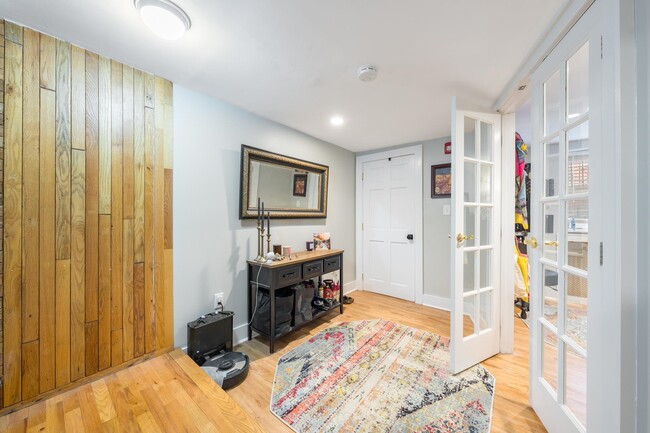 Building Photo - 251.5 York St