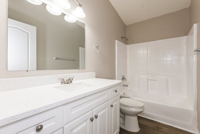 Building Photo - 914 Lake Shore Ranch Dr