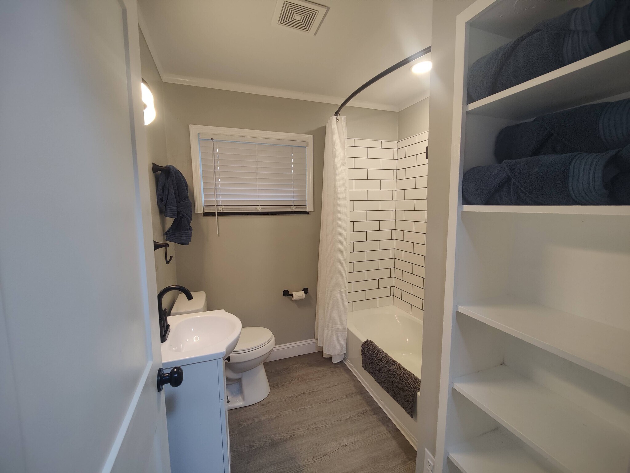 Building Photo - 220 E Hendron Chapel Rd