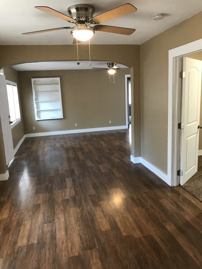 Building Photo - MOVE IN SPECIAL- $500 OFF OF THE 1ST MONTHS RENT-3 bedroom 2 bath with bonus storage room or bedr...