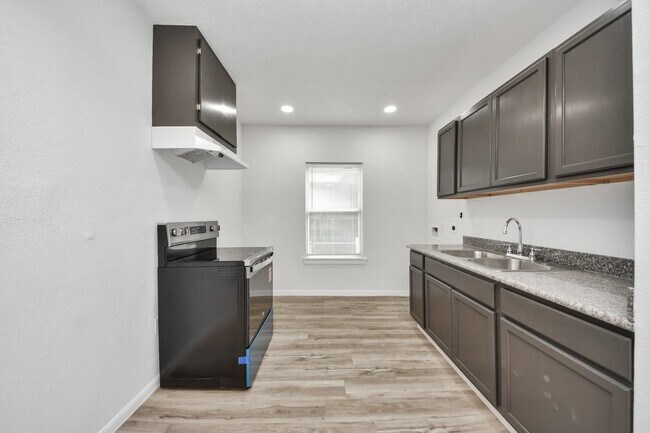 Building Photo - 7021 Canal St