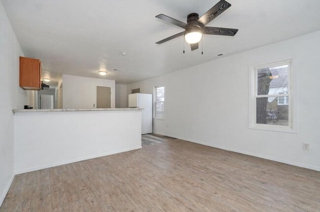 Primary Photo - 513 S Broadway Ave