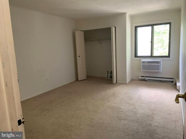 Building Photo - 400 Campbell Cir