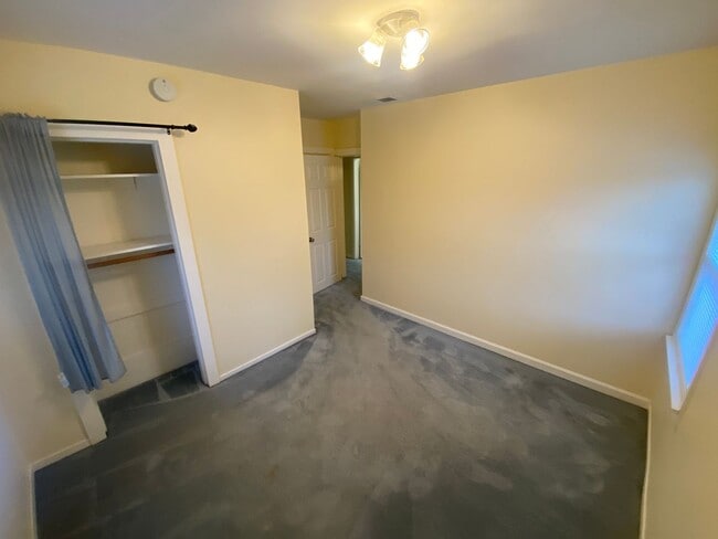 Building Photo - Advent - Gorgeous 5 Bedroom Home With Front/Backyard, Driveway & Washer/Dryer!