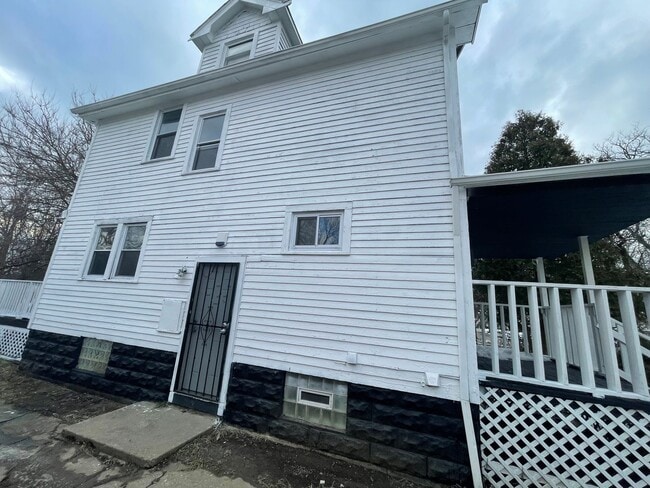 Building Photo - Section 8 & EDEN Accepted – Move-In Ready Comfort for Your Next Chapter in Cleveland!