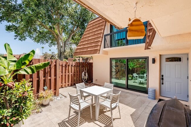 Building Photo - 825 Center St